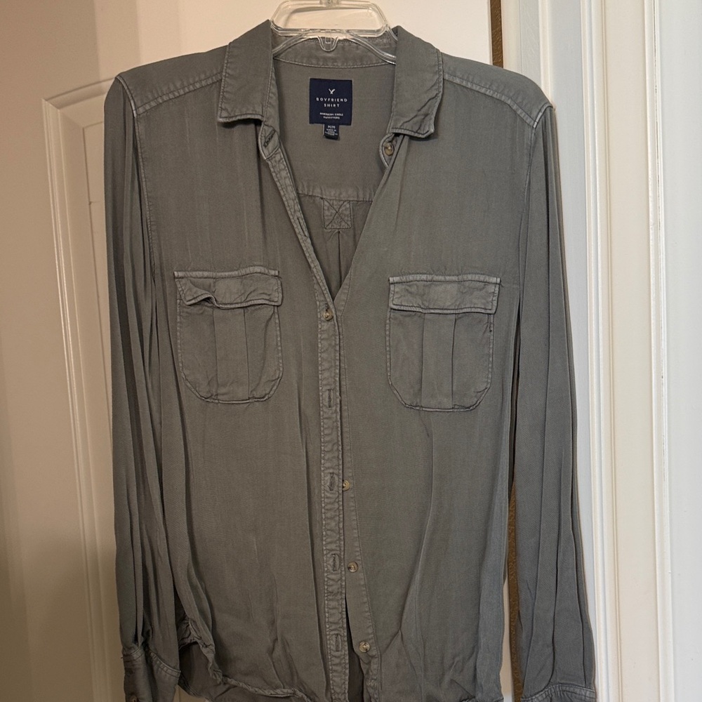 Women’s American Eagle Washed Olive Boyfriend Button Down